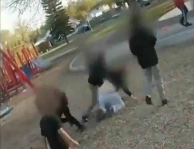 (VIDEO) ¡Te indignará! Niños golpean a mujer que los regañó por molestar a un anciano