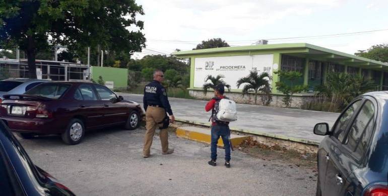 Dejan abandonado a adolescente en el aeropuerto de Mérida... le ofrecieron trabajo