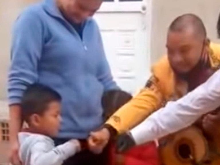 VIDEO: Niño ofrece dinero a mariachis para que le canten a su mamá