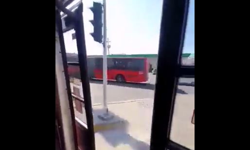 (VIDEO) CDMX: Bus circula a toda velocidad con las puertas traseras abiertas