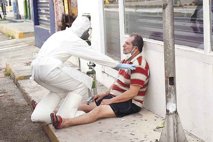 Hombre con Covid se desvanece en colonia de Mérida por no poder respirar