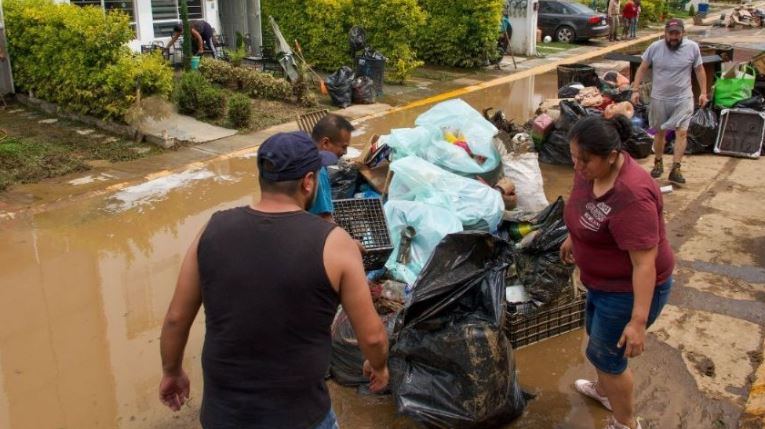 Las impactantes imágenes de la inundación que afecta a residentes de Chalco