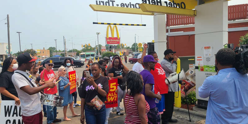 Empleados de McDonald's en 10 ciudades de EE.UU. van a huelga por acoso íntimo