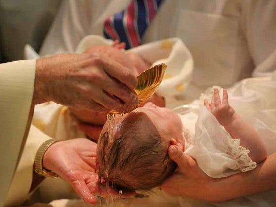 Bebé muere tras ser bautizado; sacerdote lo sumerge al agua y afecta sus pulmones
