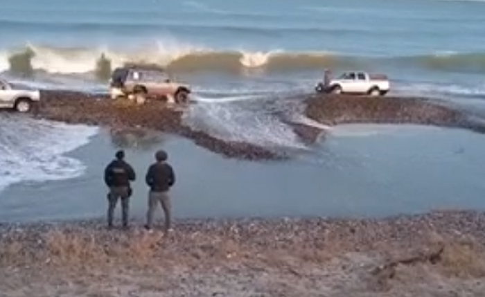 Video: Violó la cuarentena para irse a pescar y quedó atrapado por la marea