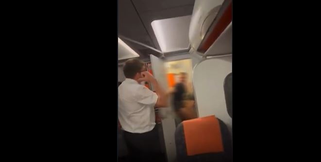 ¡Sin pudor! Cachan a pareja teniendo intimidad en el avión