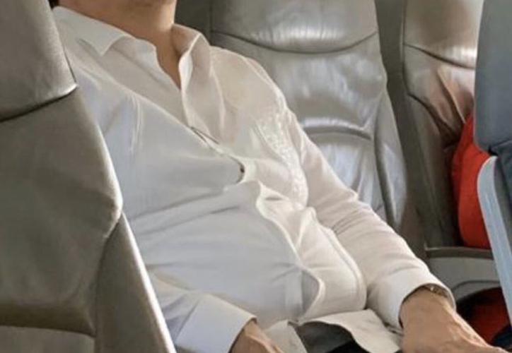 ¡Ya no dejan dormir a gusto! Ebrard toma siesta en avión y le llueven memes