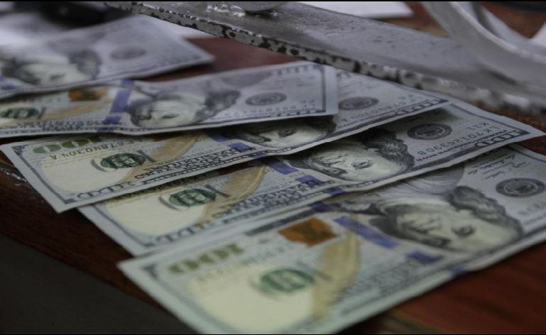Dólar abre con marginal descenso, se vende en 19.50 pesos en bancos