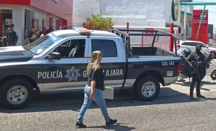 Guadalajara: Ladrón, a punta de pistola, arrebata miles de pesos a hombre dentro del banco