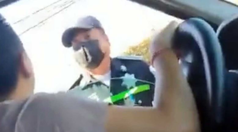 (VÍDEO) Policía "ejemplar": Amenaza a conductor en Edomex