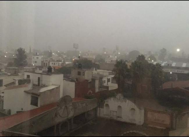 Intensa lluvia en Querétaro deja calles y casas inundadas