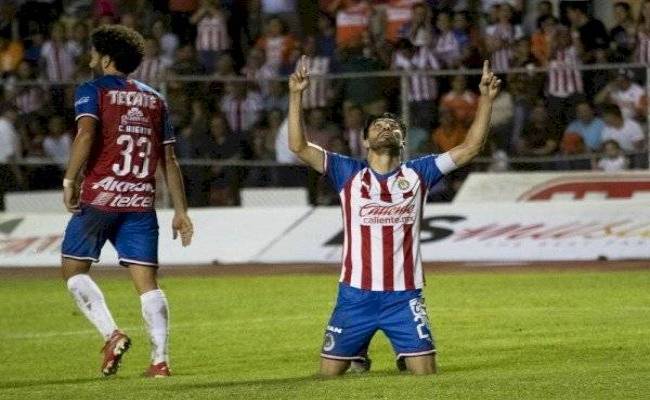 Oribe se reencuentra con el gol y Chivas gana
