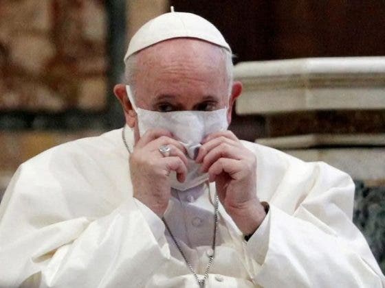 Aplican vacuna contra Covid-19 al Papa Francisco en el Vaticano