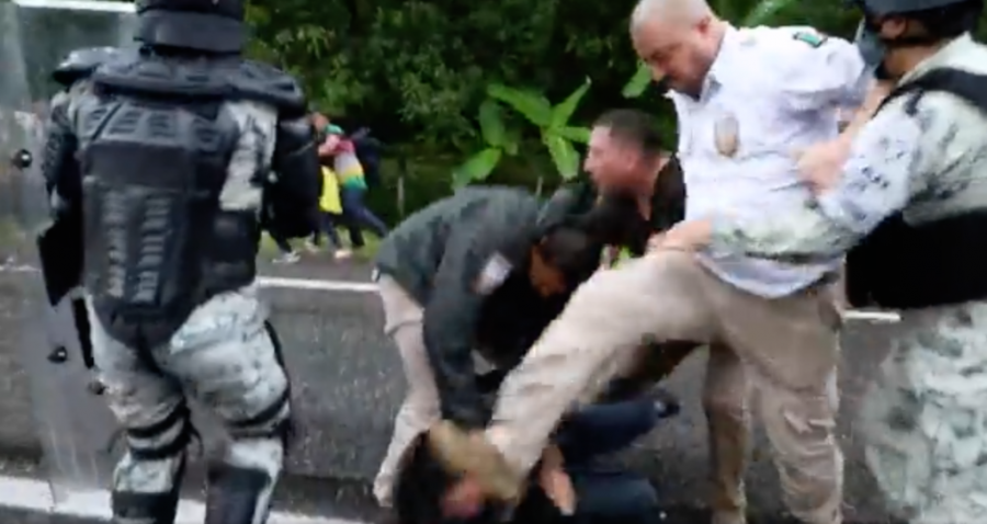 (VÍDEO) Tapachula: Captan a agente mexicano pateando la cabeza de migrante