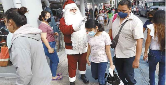 "Santa Claus" recorre el centro de Mérida pese a la pandemia; quiere llevar alegría