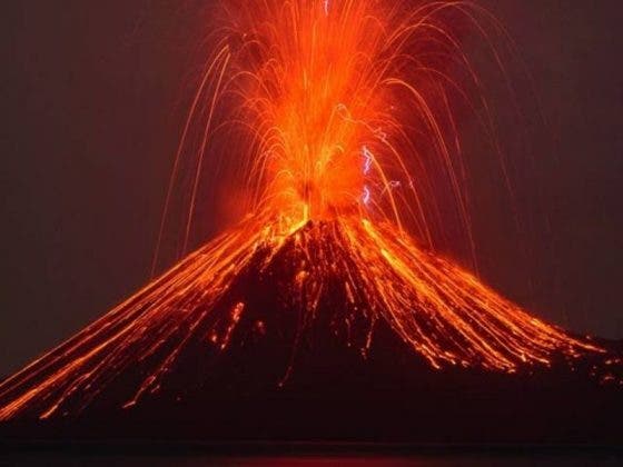 VIDEO: Turistas suben a volcán en erupción para asar salchichas