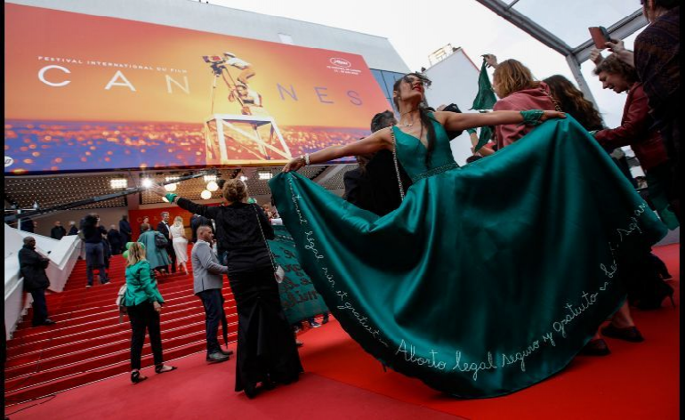 Protestan por aborto legal en Argentina, en alfombra roja de Cannes