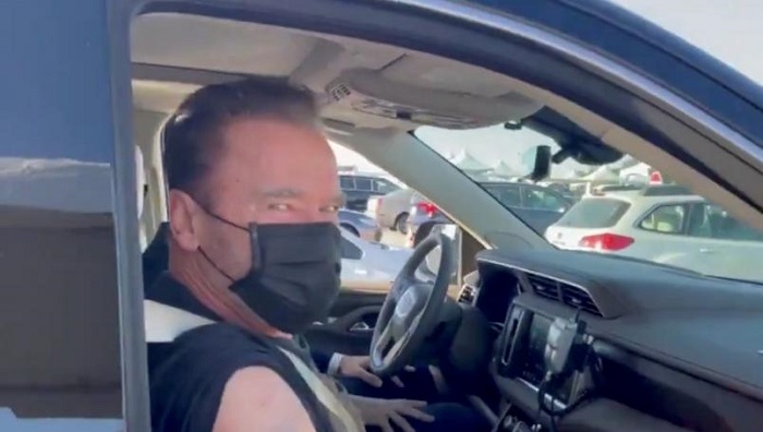 Al estilo Terminator, Schwarzenegger invita a vacunarse contra el Covid-19