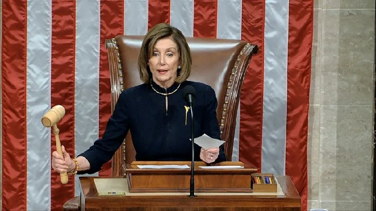 Trump se burla de proceso en su contra sugiriendo juicio político para Pelosi