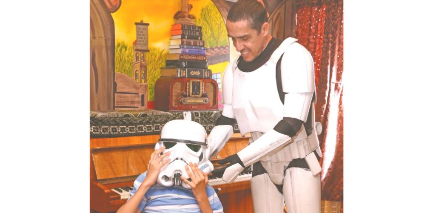 Como personaje de Star Wars, un  padre lucha por la vida de su hijo