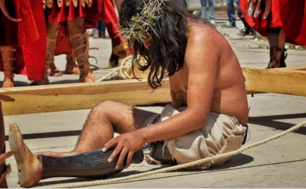 Le llueven halagos en redes por hacer papel de Jesús con prótesis en Oaxaca