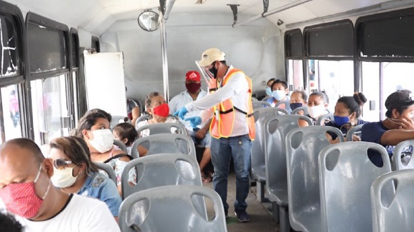 Yucatecos respetan medidas sanitarias y de sana distancia en el transporte