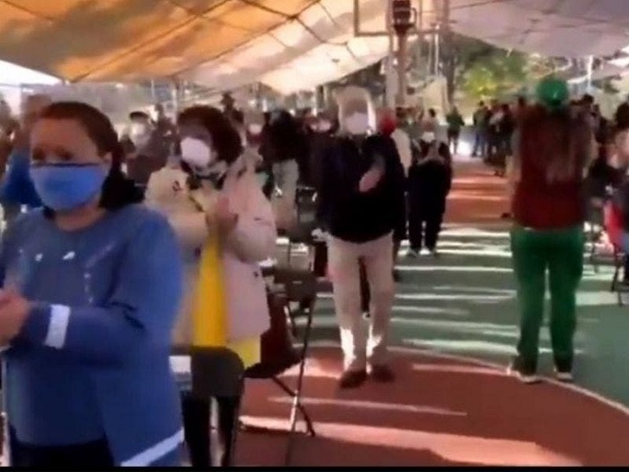 VIDEO: Abuelitos bailan mientras esperan su vacuna contra el Covid-19