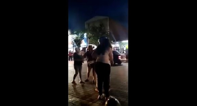 (VÍDEO) Hija descubre a su papá con amante y los enfrenta