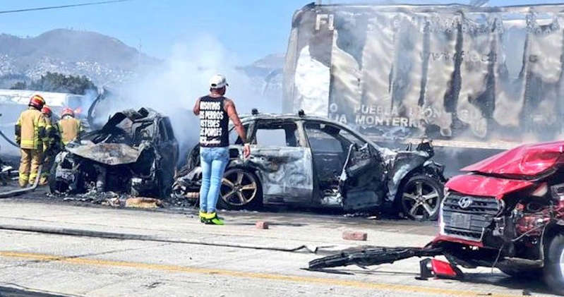 Tráiler embiste autos en caseta de la autopista México-Puebla; varios muertos