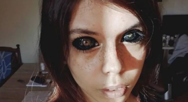 Modelo queda ciega por tatuarse los ojos de negro