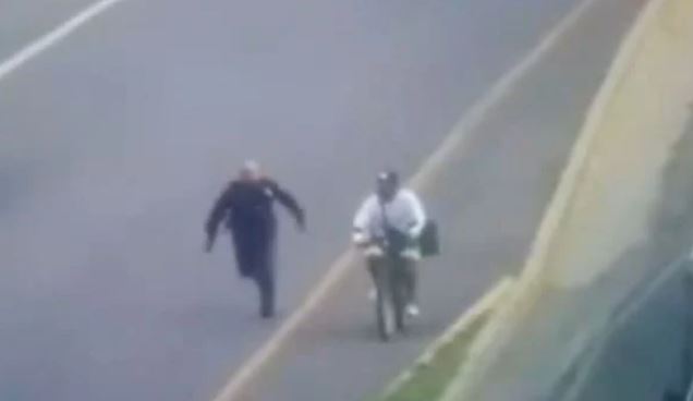 (VÍDEO) Mete a niña en maleta de su bicicleta y quiso huir por la México-Pachuca