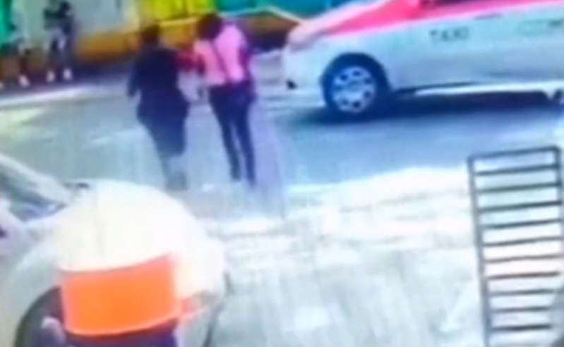 Captan en video a conductor que atropella y aplasta a familia en Iztapalapa