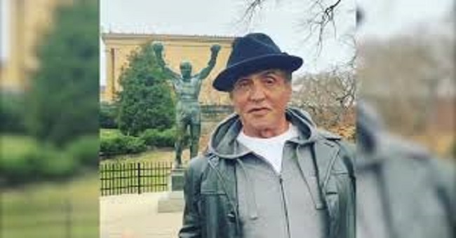 Sylvester Stallone posó junto a su icónico personaje