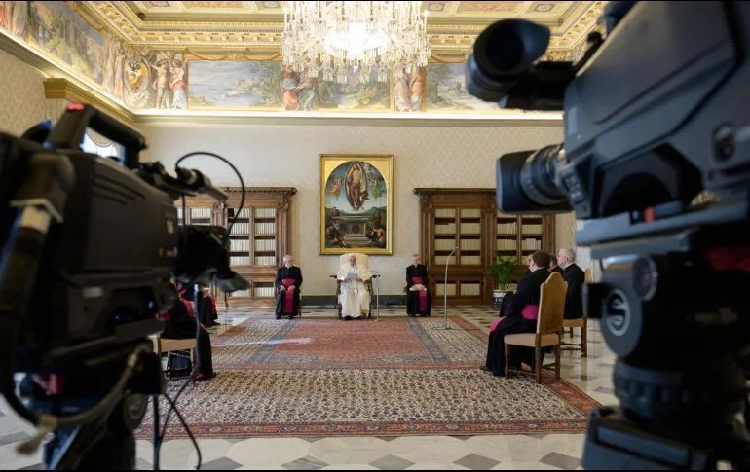 El Papa imparte la bendición semanal vía streaming
