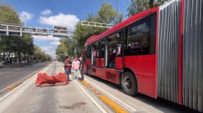 CDMX: Mujer intenta ganar el paso al Metrobús y es embestida; acaba en el hospital