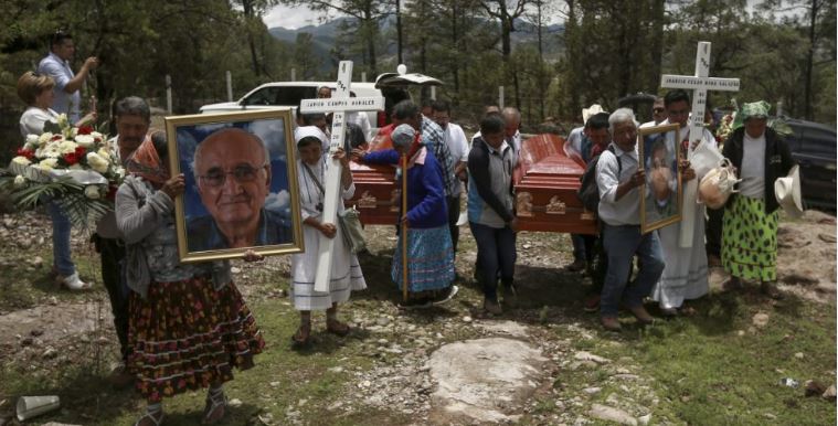 Chihuahua: Con cantos religiosos y ritos indígenas , despiden a jesuitas asesinados