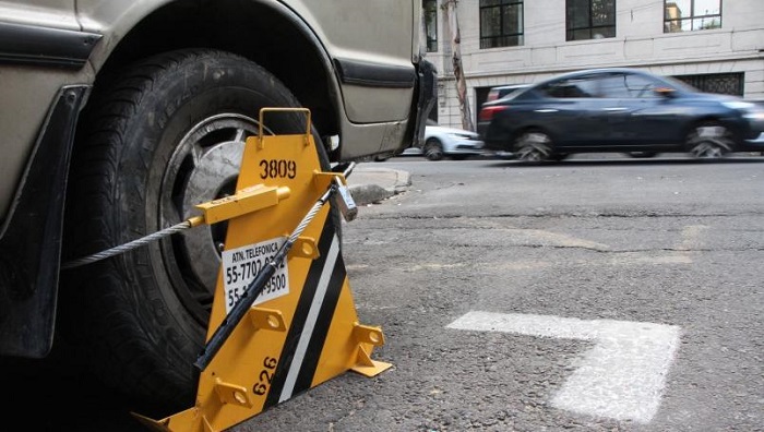 CDMX: Muerde dedo a policía que le colocó 'araña' a su auto