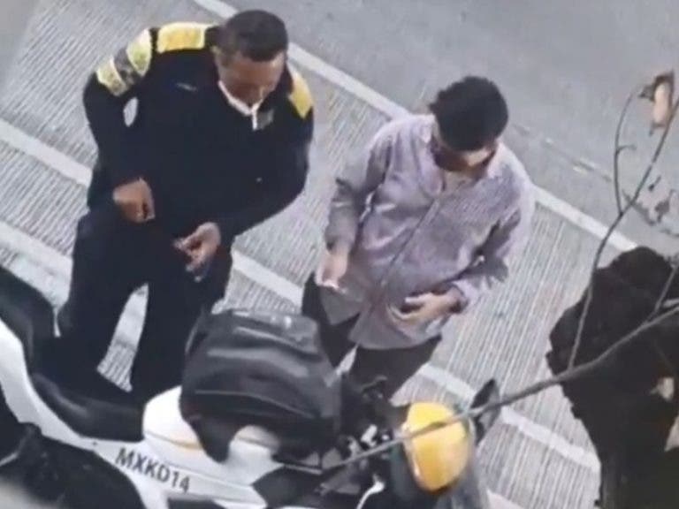 (VÍDEO) Captan a policía recibiendo ‘mordida’ de motociclista