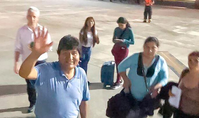 Quiénes acompañan a Evo Morales en el avión rumbo a México