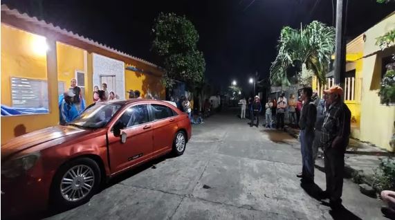 Veracruz: Intentan linchar a Policías tras asesinar a un joven; queman el Palacio