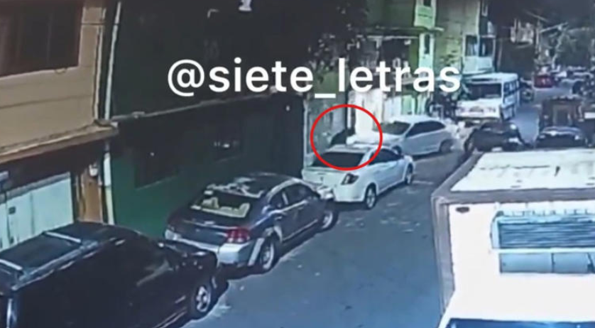 (VÍDEO) CDMX: Final feliz; así defendió su coche de ladrones y "la libró"