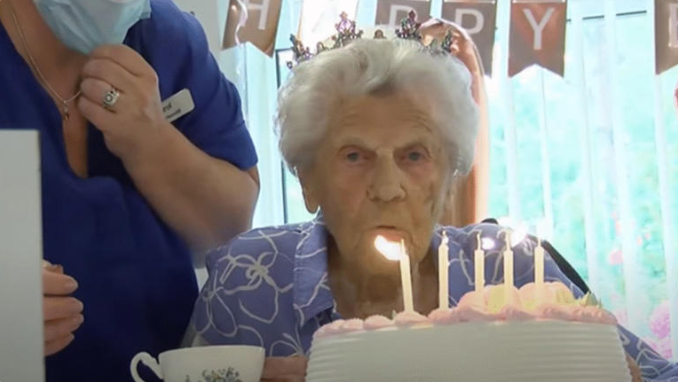 Mujer británica de 115 años se convierte en la persona más longeva del mundo