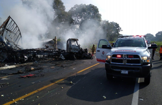 Tráiler se queda sin frenos en la autopista México-Cuautla; hay al menos 5 muertos