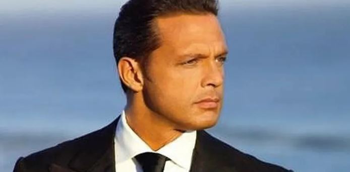 Ven a Luis Miguel en centro comercial y luce rejuvenecido