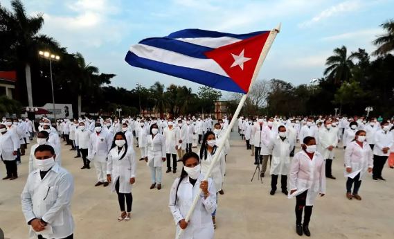 Expertos: La llegada de médicos cubanos a México vulnera la salud pública