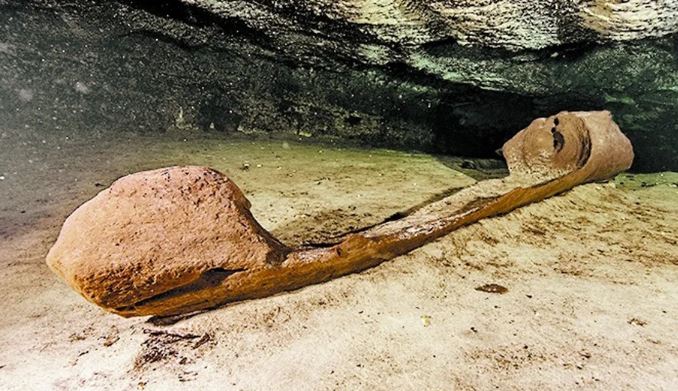 Descubren canoa de madera en el fondo de un cenote por tren maya