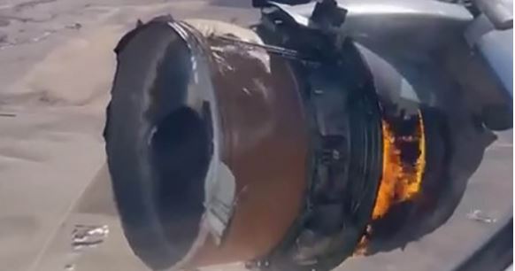 (VÍDEO) Motor de avión se incendia en pleno vuelo; pasajeros lo graban