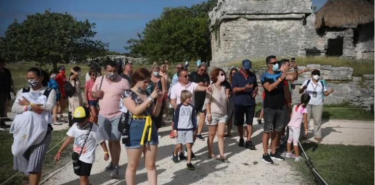 Turistas van de fiesta en Cancún y Tulum como si no hubiera pandemia