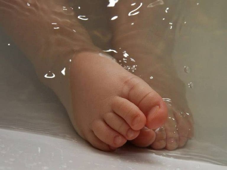Muere bebé que cayó dentro de una cubeta de agua