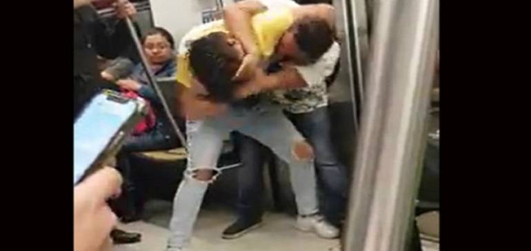 (VÍDEO) Graban sangrienta pelea en un vagón del Metro y nadie interviene, sólo graban vídeo